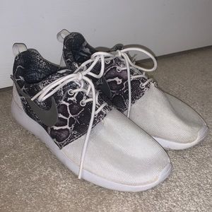 Nike roche run snakeskin print sneakers